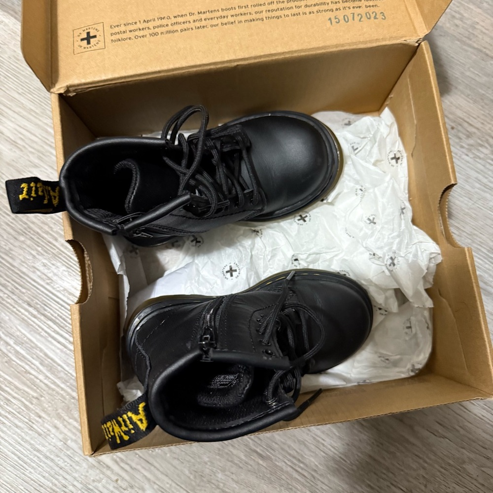 Dr. Martens 1460 Kids Black Leather Boots NEW NWT - Picture 4 of 8